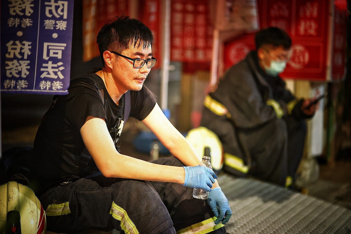 疲憊的消防人員脫下厚重裝備稍作休息。 圖：翻攝JJ Nian臉書