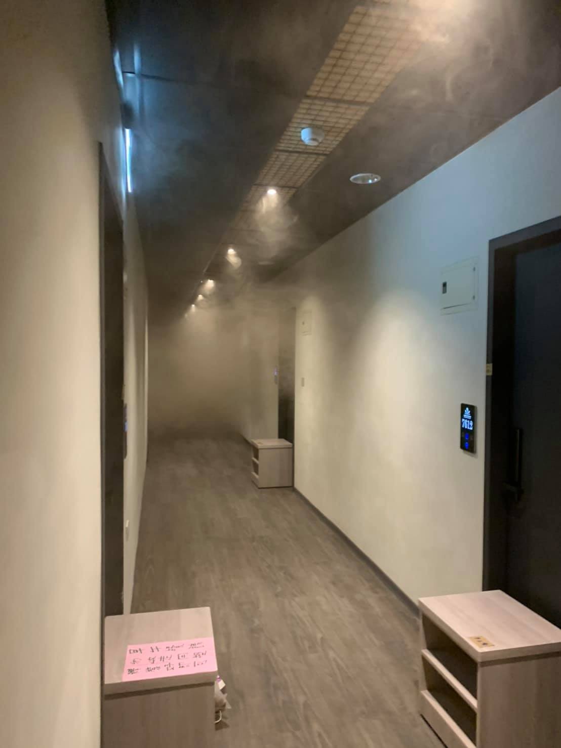 住客拍下喬友大樓起火後走道煙霧瀰漫。 圖：翻攝彰化人大小事臉書
