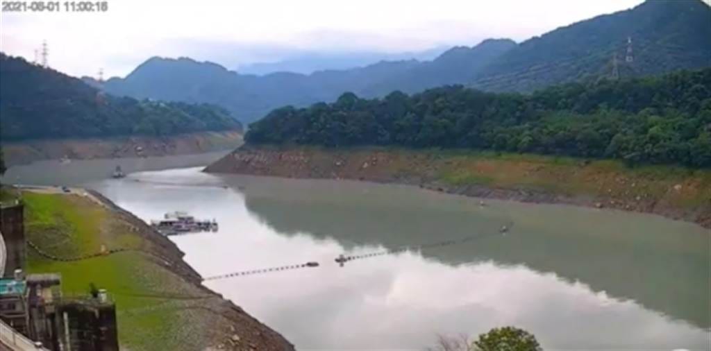 6/1時石門水庫兩旁明顯裸露大片草地。 圖：擷取自石門水庫即時影像
