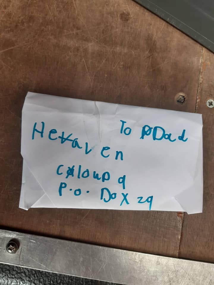 英國萊斯特市一名郵差在父親節隔日工作期間，意外發現一封寄往天堂的信件。 圖：翻攝自Spotted Braunstone臉書