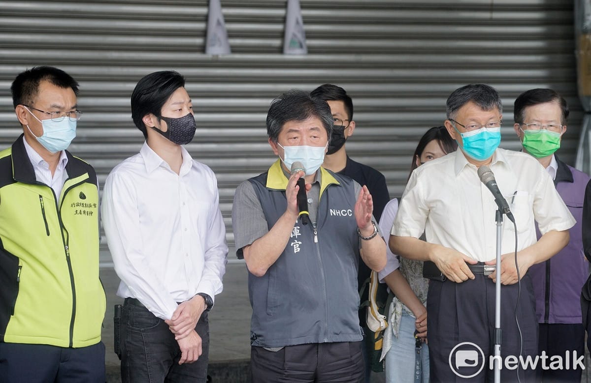 農委會主委陳吉仲(左一)表示，因應環南市場疫情，對面的家禽市場也將休市3天，期間將由新北市協助供應家禽。 圖：張良一／攝