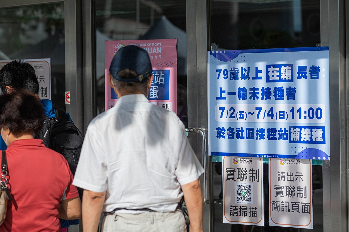 桃園市29個社區接種站從今(2)日起連續3天以分齡、分組方式為長者接種莫德納疫苗。 圖：桃園市政府/提供