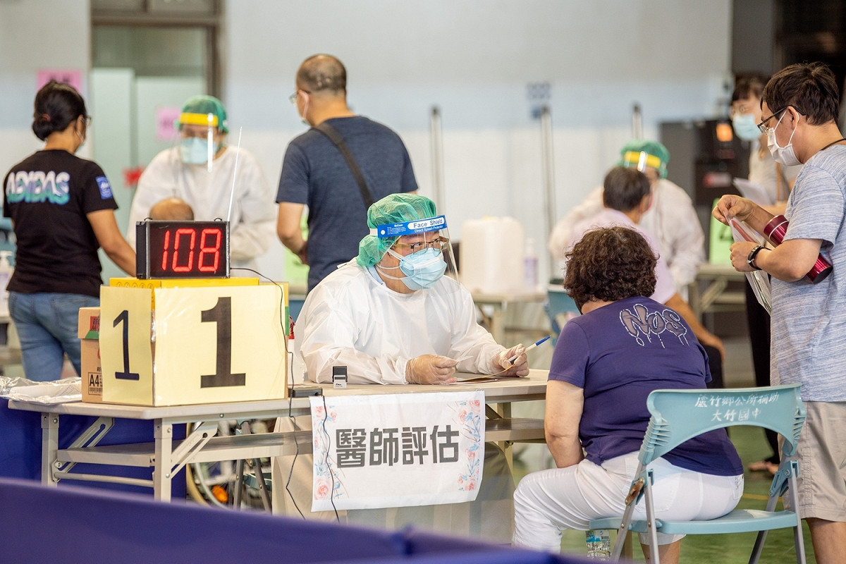 各接種站均有醫師在接種前詢問相關健康情形。 圖：桃園市政府/提供