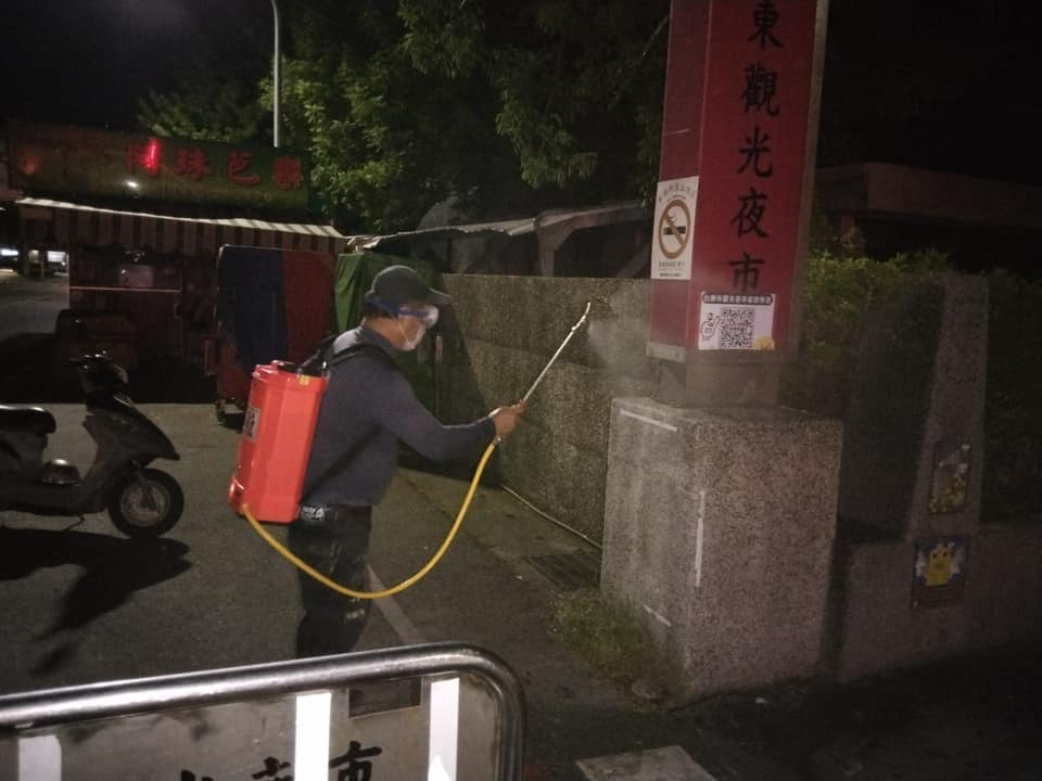 昨日台東的夜市結束營業後進行消毒。 圖：取自台東觀光夜市臉書