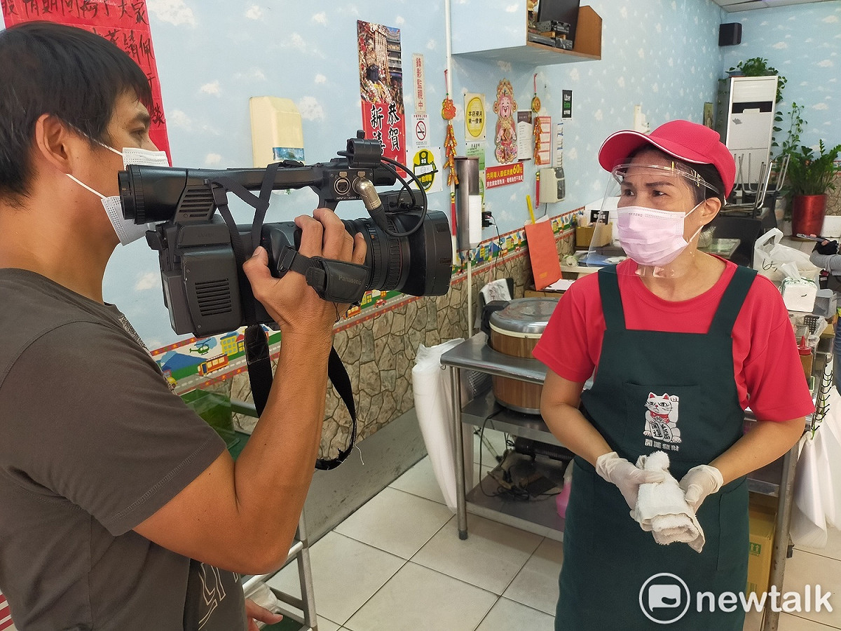 自助餐店員工董素琴說，感謝網銀基金會這項計畫，幫助邊緣戶也幫助店家。 唐復年/攝