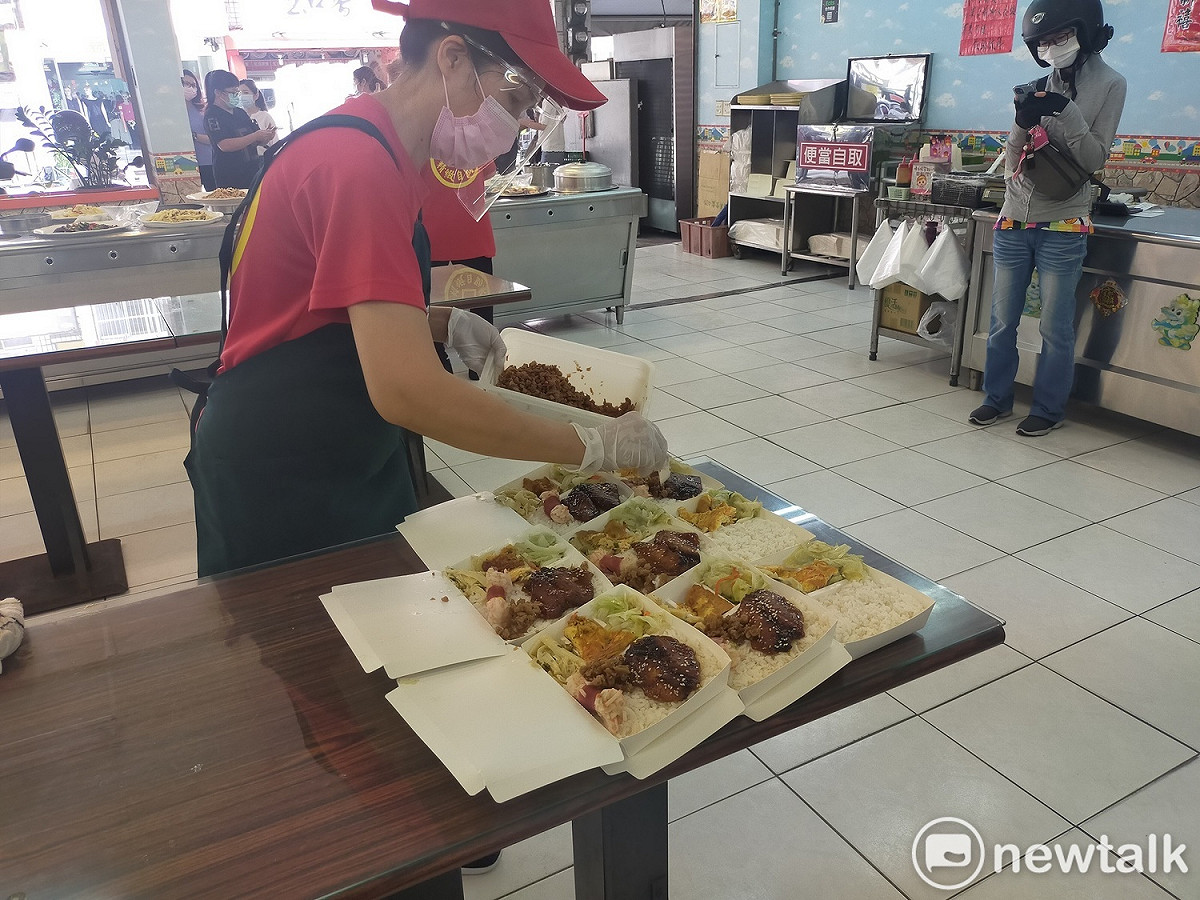 店員準備「厝內ㄟ便菜飯」。 唐復年/攝