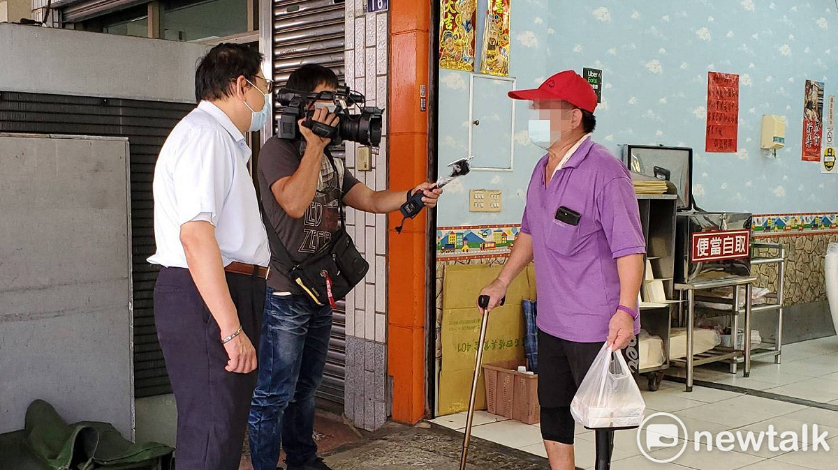基金會執行董事陳大鈞向來取餐的民眾致意。 唐復年/攝