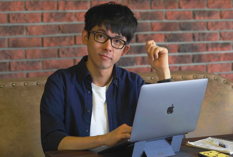 圖：阿滴被網友狠酸在台灣疫情嚴峻之時無作為，在《百靈果NEWS》的Podcast直播與個人臉書上作出回應。 圖：翻攝自 阿滴臉書《都瑞瑞》）
