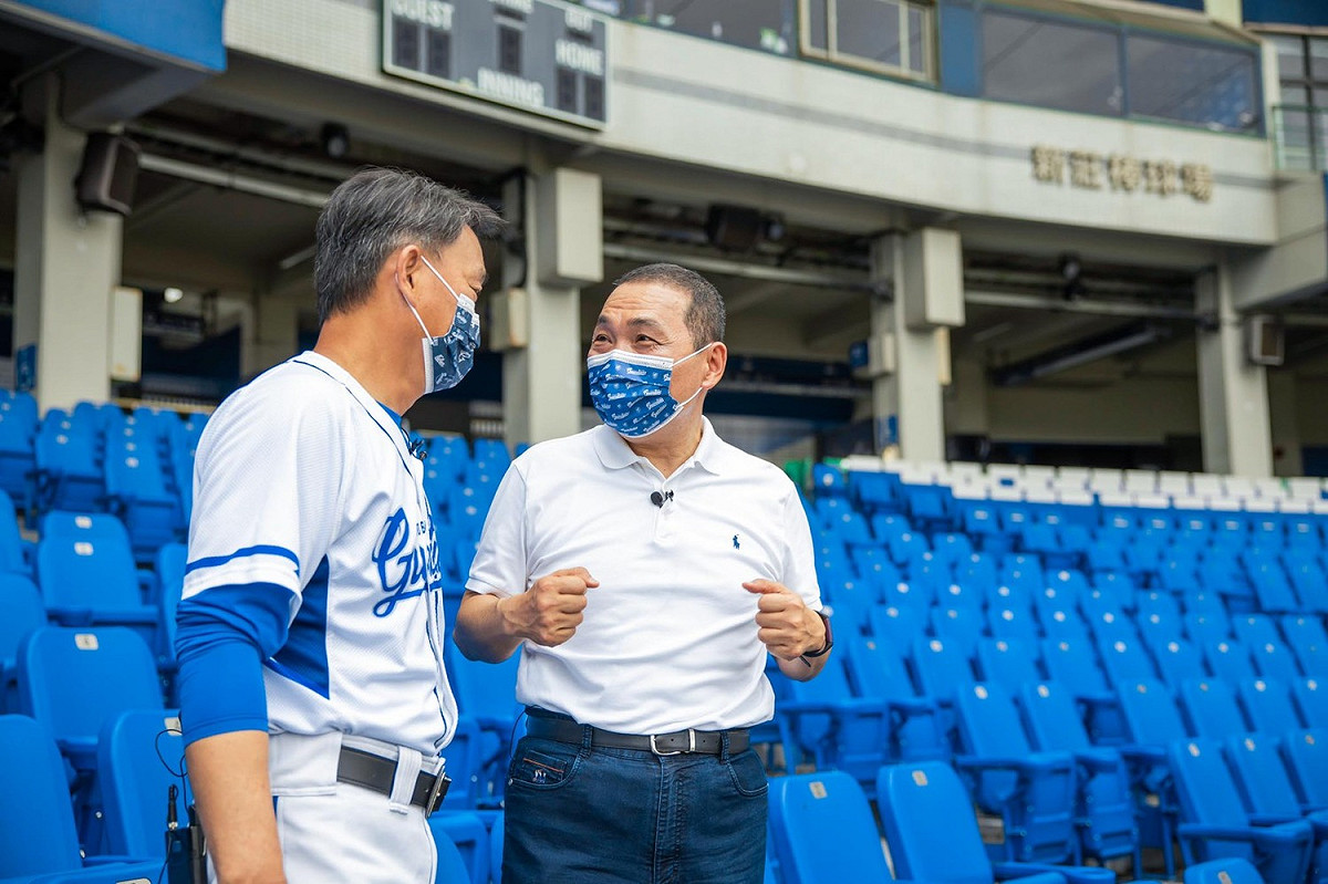 年齡相仿的侯友宜與洪一中總教練(左)在現場默契十足 圖：新北市新聞局提供