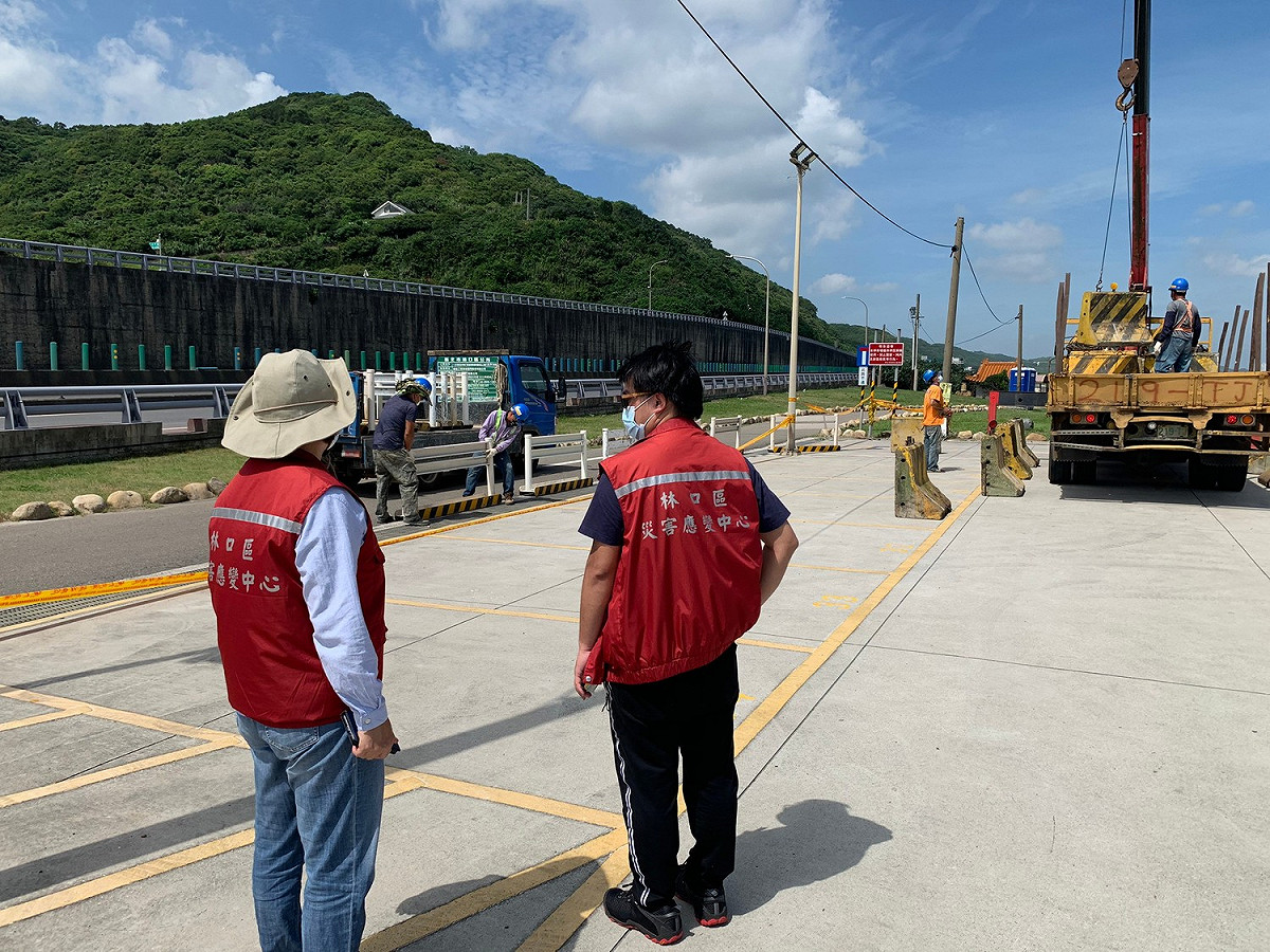 林口公所聯絡廠商調派相關器具至現場進行圍設 圖：林口區公所提供
