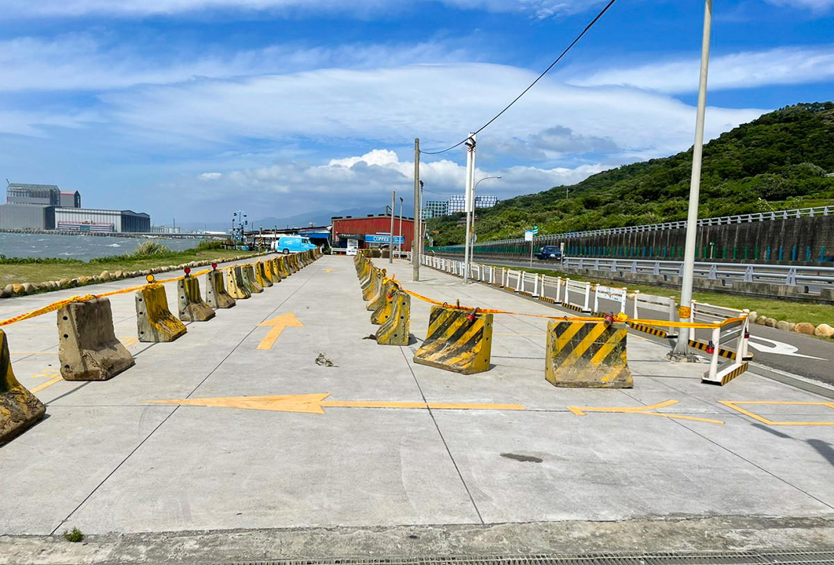 僅留車道供民眾於一旁店家購物避免久留 圖：林口區公所提供