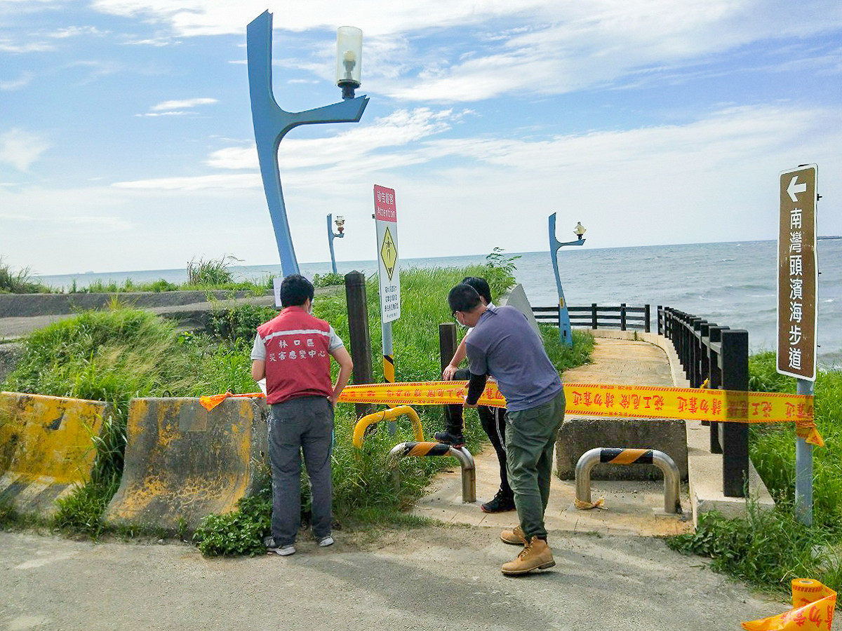 南灣頭濱海步道入口使用封鎖線圍住 圖：林口區公所提供