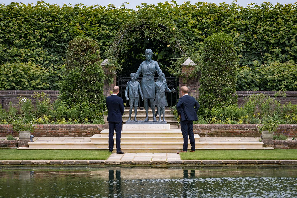 英國威廉王子(Prince William)和弟弟哈利王子(Prince Harry)1日同時現身，為一座紀念他們母親黛安娜王妃(Diana, Princess of Wales)60歲冥誕的雕像揭幕。 圖：翻攝自The Royal Family臉書粉專