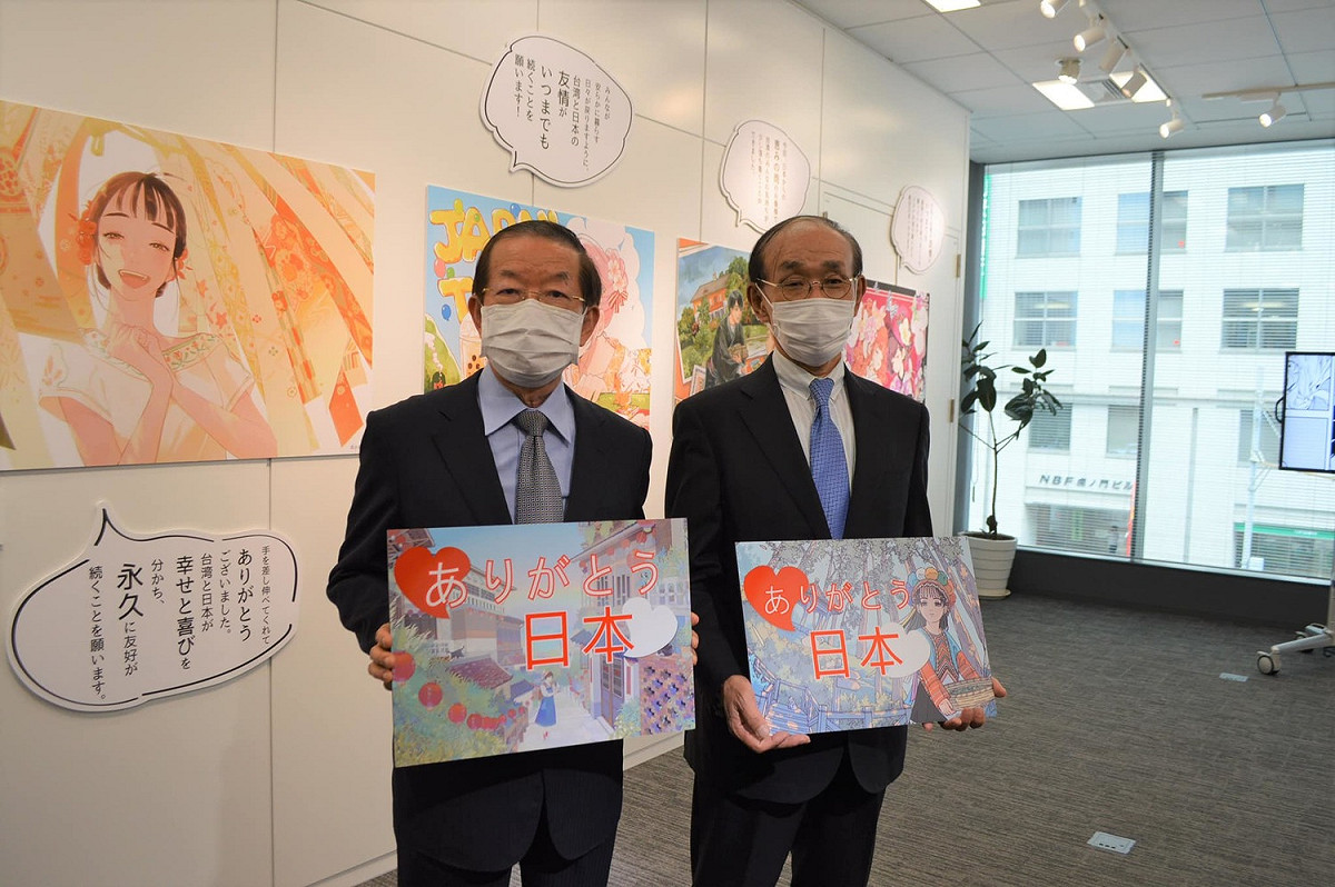日本台灣交流協會理事長谷崎泰明(右)與駐日代表謝長廷(左)一同出席看展。 圖：文化部提供