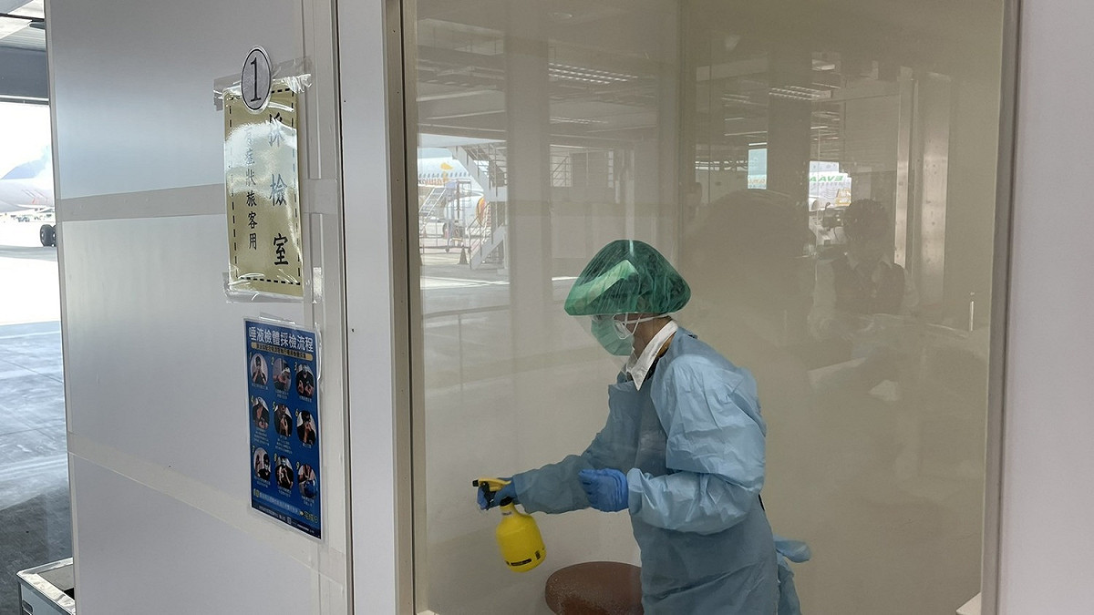 各處機場採檢室均依照指揮中心要求設置，採檢過程嚴格落實清消。 圖：民航局／提供