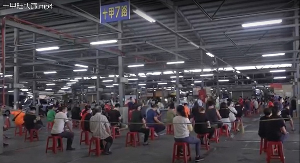 十甲旺市場攤商排排坐等待快篩。 台中市政府/提供