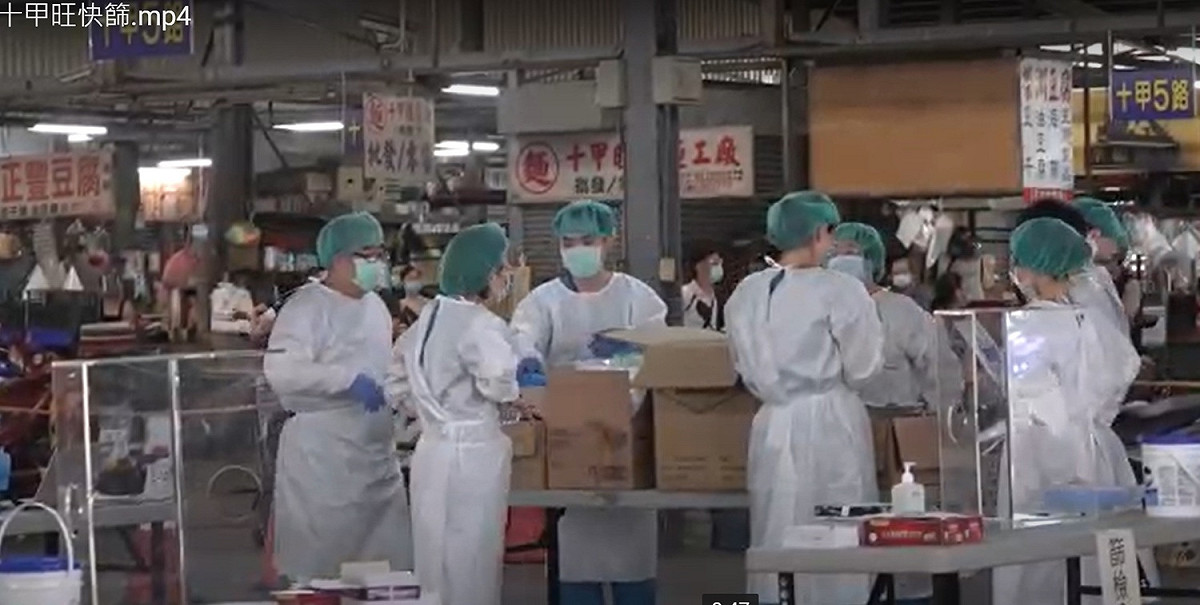 台中市政府到十甲旺市場設前進指揮所為攤商快篩。 台中市政府/提供