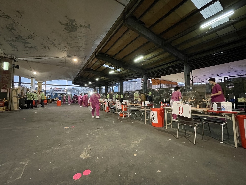 台北榮總採檢團隊今天清晨4時從院內出發，分批至北農第一果菜市場(環南市場)執行採檢任務，第一批檢體已於7:35送回醫院。 圖/台北榮總提供