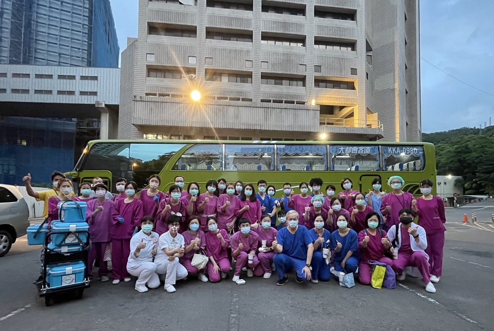 台北榮總採檢團隊今天清晨4時從院內出發，分批至北農第一果菜市場(環南市場)執行採檢任務，第一批檢體已於7:35送回醫院。 圖/台北榮總提供