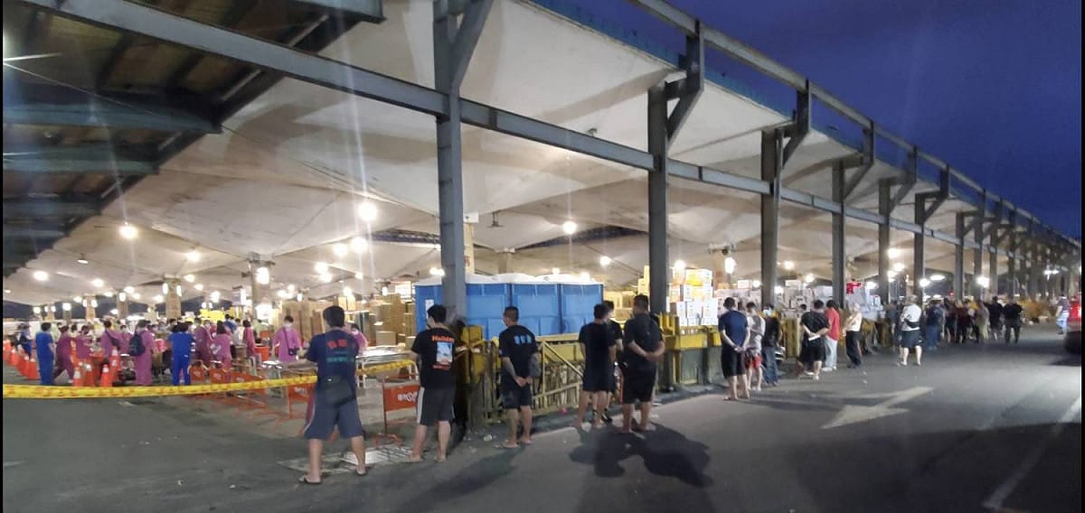 支援北農一市快篩的榮總醫護人員清晨4:30天還未亮就在一市拍賣場為北農一市工作人員和附近的居民進行快篩。 圖：高尚白攝影/提供