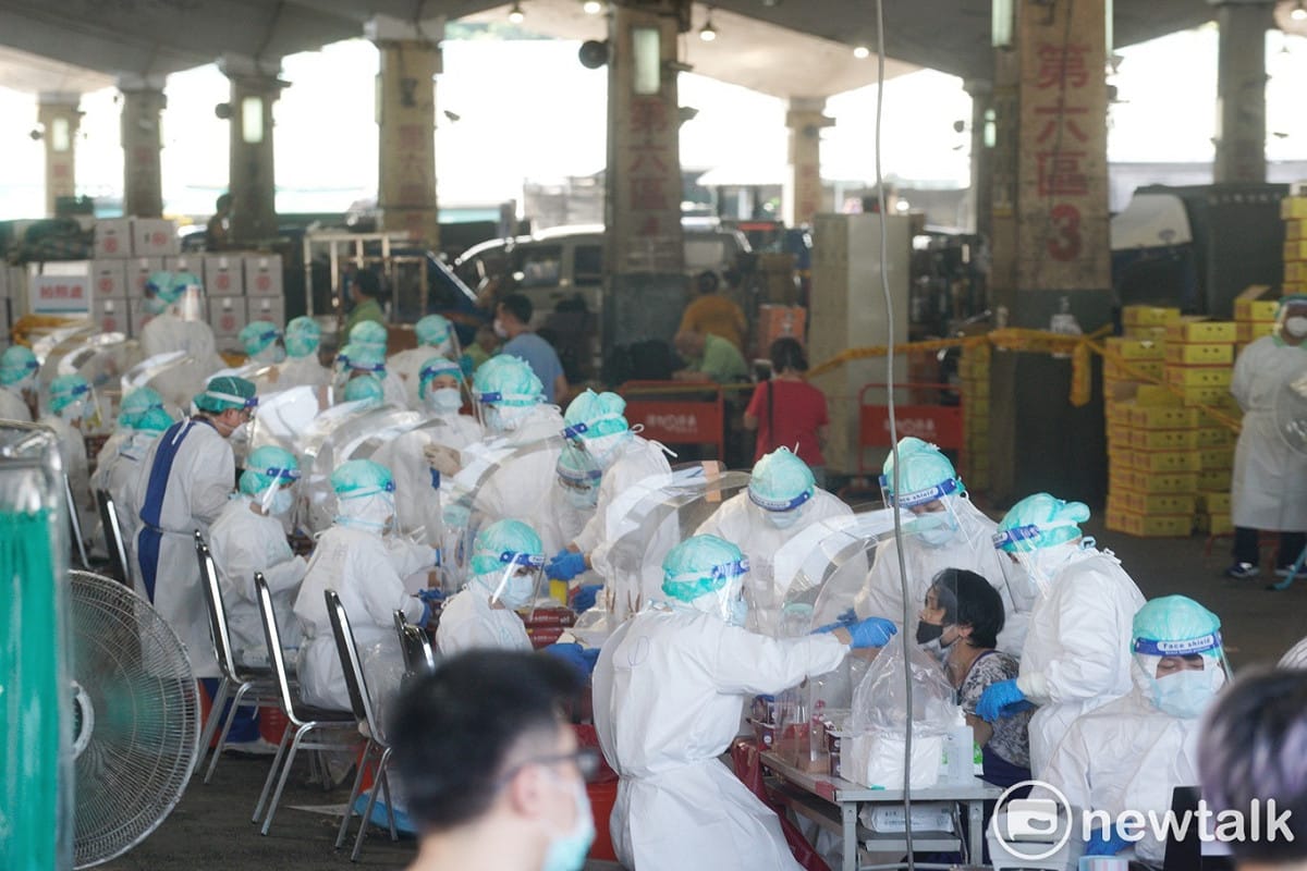 支援北農一市快篩的榮總醫護人員開了10條線爲北農一市工作人員和附近住戶進行快篩。(示意圖) 圖：張良一/攝