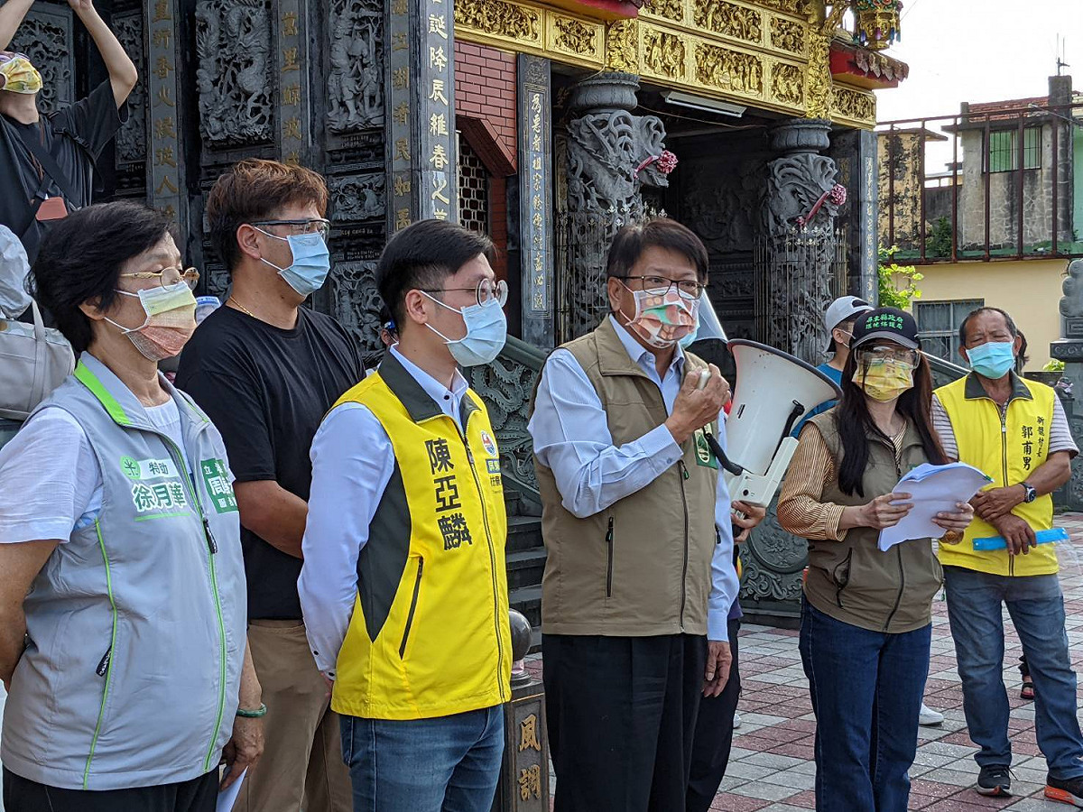 潘孟安(左三)親上第一線視察枋寮大清消。 固：屏東縣政府 / 提供