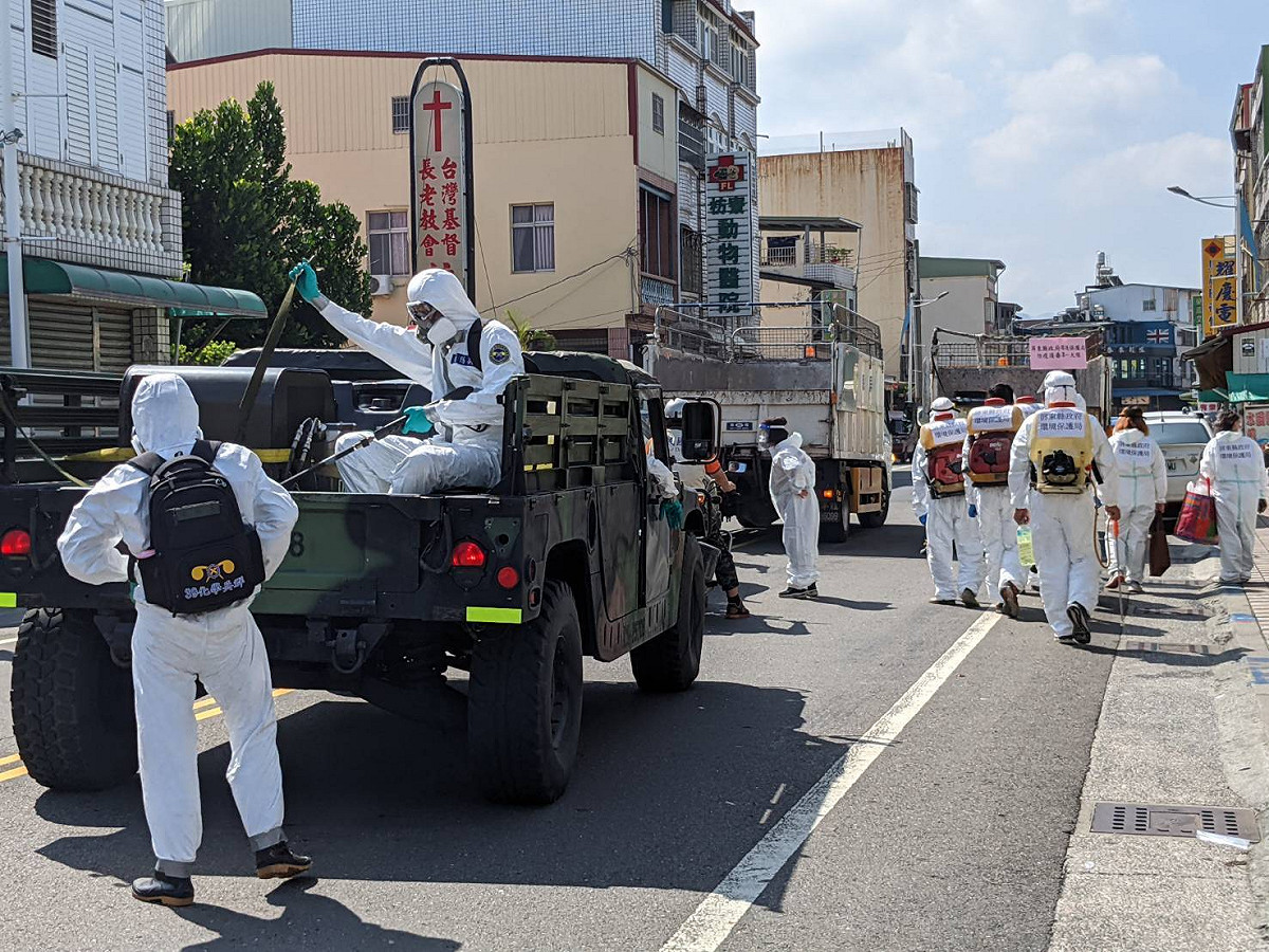 軍方化學兵在枋寮全鄉進行環境消毒。(.資料照) 固：屏東縣政府 / 提供