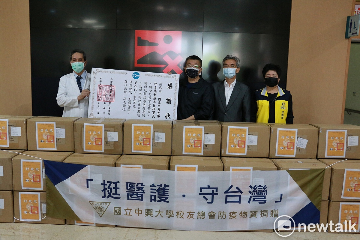 大里仁愛醫院回贈蔡其昌感謝狀。 圖: 唐復年/ 攝
