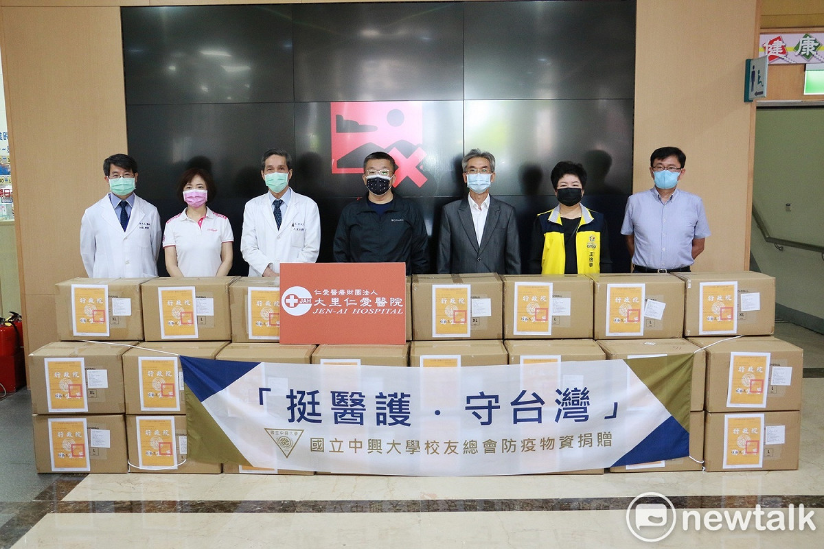 蔡其昌發動興大校友募集1000件防護衣送給大里仁愛醫院。 圖 : 唐復年 / 攝