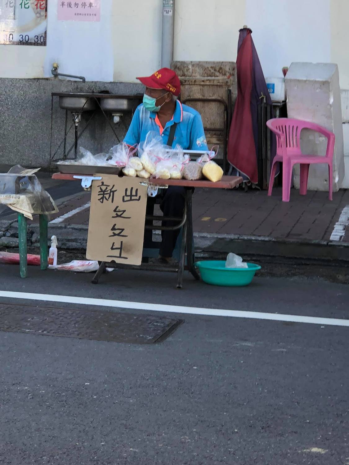 屏東一位阿公在路邊賣破布子。 圖：翻攝自屏東縣潮州鎮 臉書社團