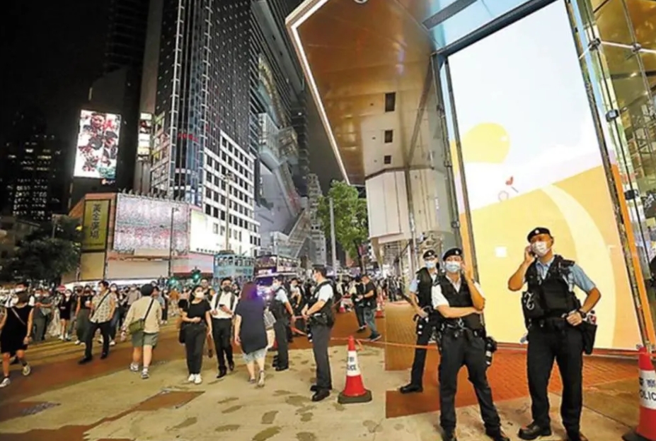 前（1日）一名香港男子梁健輝在銅鑼灣街頭刺殺員警後自殺。 圖 : 翻攝自騰訊網