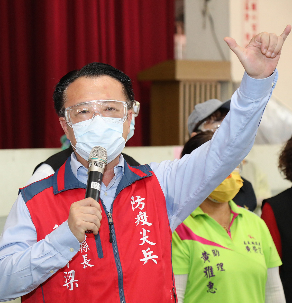 嘉義縣長翁章梁表示，嘉縣啟動家禽產品運輸人員篩檢。（圖為翁章梁視察疫苗施打情形） 圖：嘉義縣政府/提供