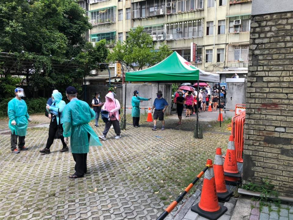 「虎林專案」永吉國小篩檢站狀況。 圖：翻攝自許淑華臉書