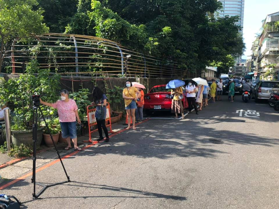 「虎林專案」永吉國小篩檢站狀況。 圖：翻攝自許淑華臉書