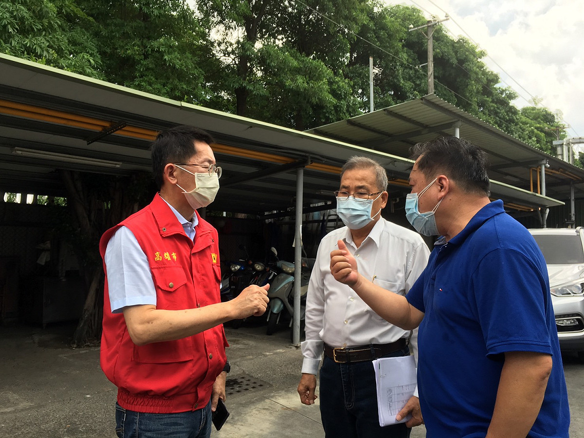 郭添貴(左)與張清榮(中)走訪鳳山肉品市場。 圖：高雄市政府提供