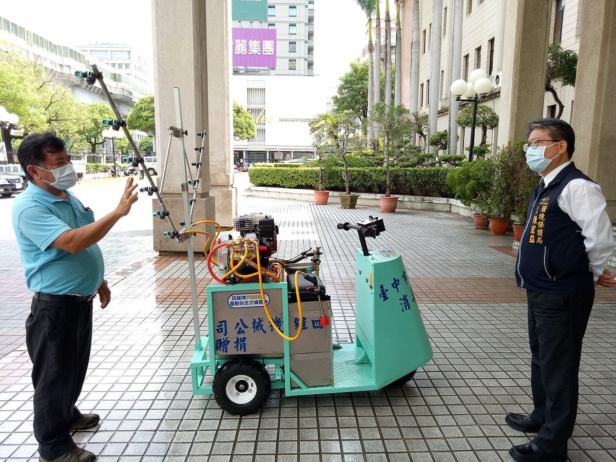 四維機械廠捐贈電動噴霧車。 台中市環保局/提供