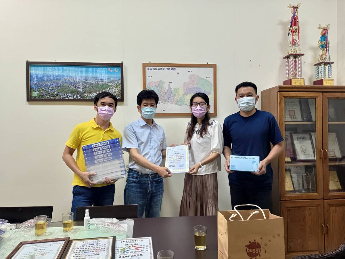 元氣貿易有限公司捐贈防護面罩20個、消毒瓶200個。 台中市環保局/提供