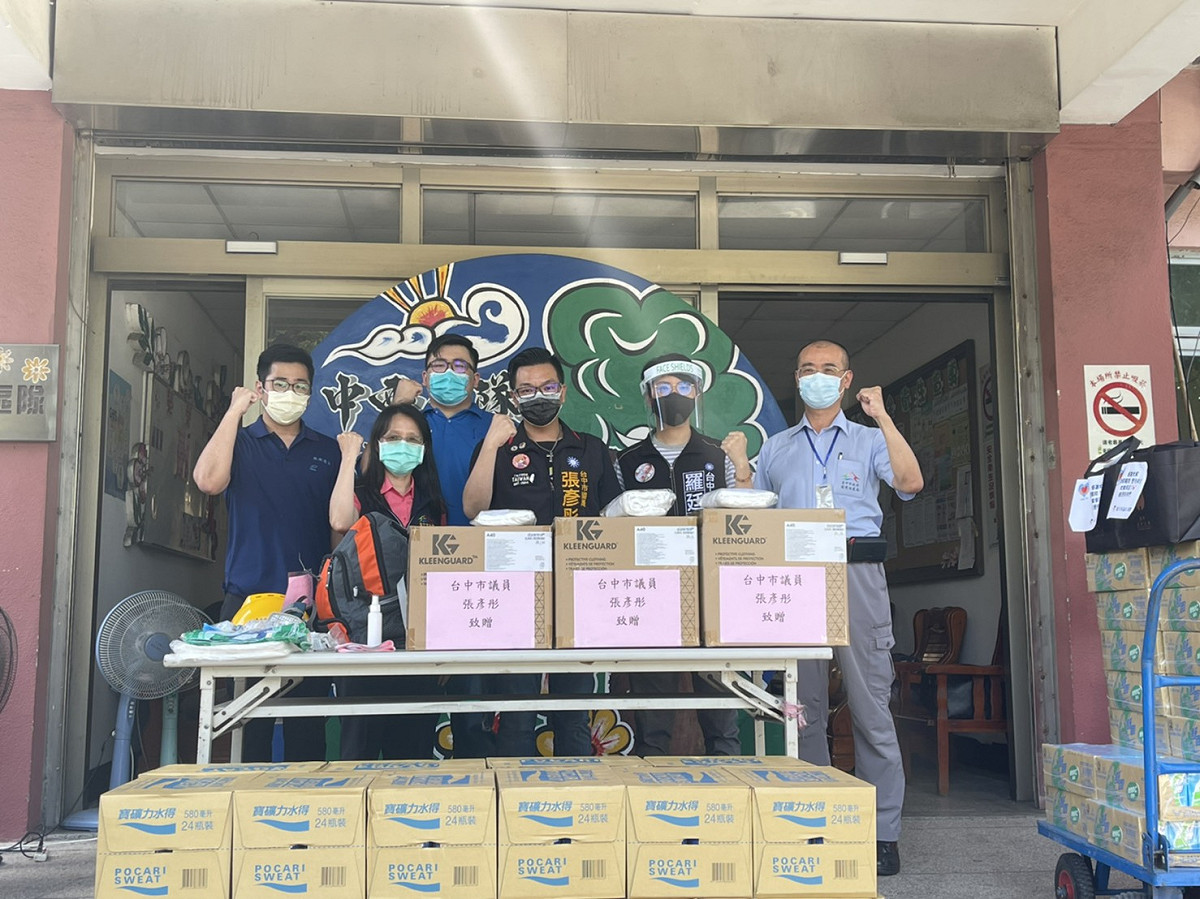 台中市議員張彥彤捐贈防護衣及運動飲料。 台中市環保局/提供