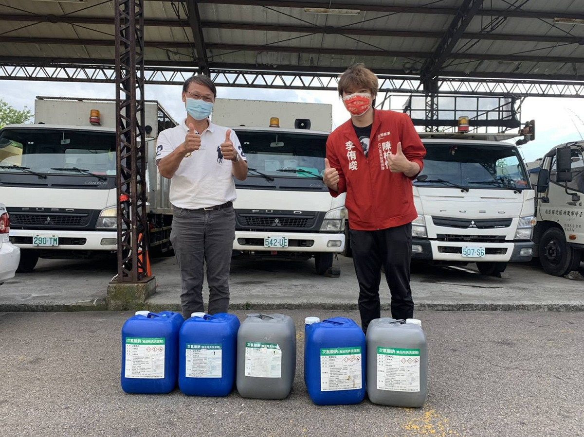 陳柏惟立委服務處捐贈11桶20公斤次氯酸鈉。 台中市環保局/提供