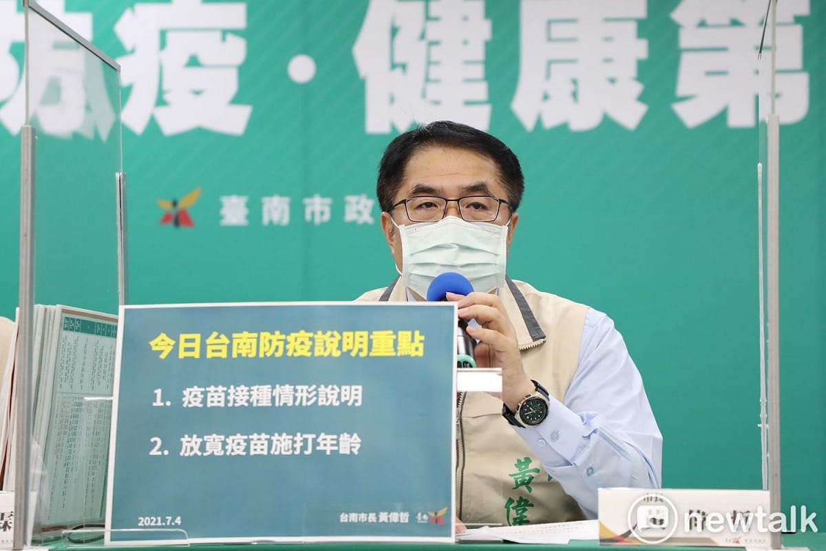 台南市長黃偉哲表示，台南市7月1日獲中央撥配第一批44,800劑莫德納疫苗，當天下午旋即展開接種作業，統計至今日上午為止已接種22,420人，目前台南市第一劑COVID-19疫苗涵蓋率為8.97%。 圖：台南市政府提供