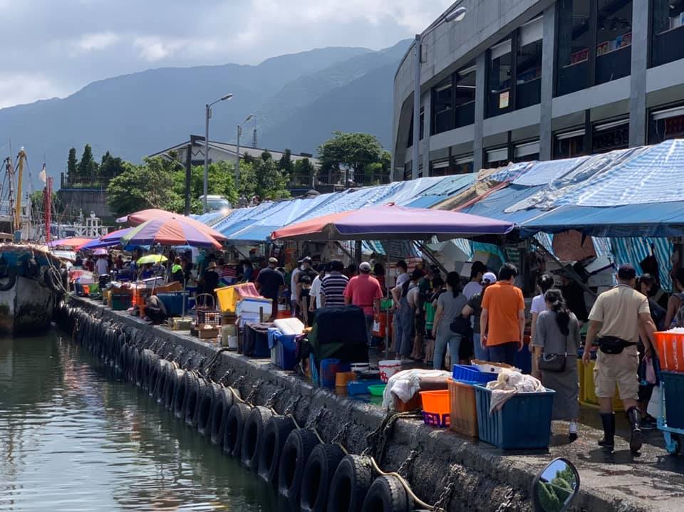 有網友表示，為了搶買魚也顧不得安全距離，擠成這樣「一定會出問題」驚曝防疫破口不是沒道理，確診足跡能讓漁港人潮少一點，勸大家真的別來，以免染疫。 圖：翻攝自宜蘭縣議員林麗臉書