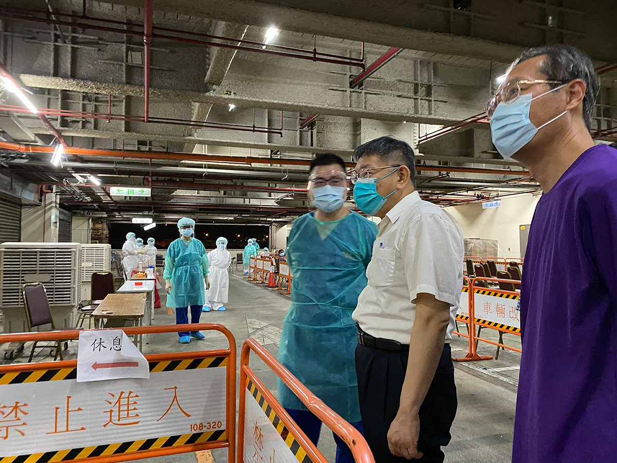 台北市長柯文哲（右二）連日來的防疫作為飽受各界批評，但他強調北市府有做精準疫調，只是一般民眾看不到，不能說他沒疫調、沒匡列。 圖：翻攝自柯文哲臉書