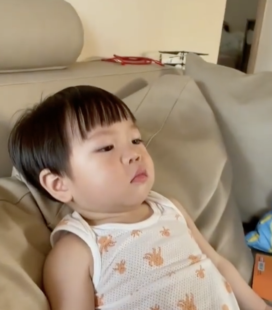 石頭兒子看群人影片超厭世。 圖：翻攝IG／石頭