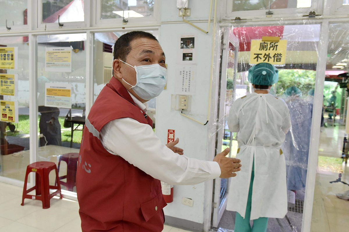 機動篩檢隊由亞東醫院團隊以小隊方式進駐，將同時併採抗原快篩及核酸檢測，以迅速找出隱形感染源。 圖：新北市衛生局提供