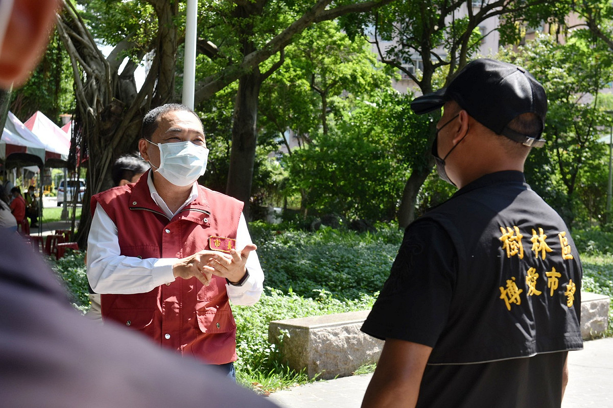 樹林區公所及自治會在市場入口跟出口處設有實名制、酒精消毒等防疫措施 圖：新北市衛生局提供