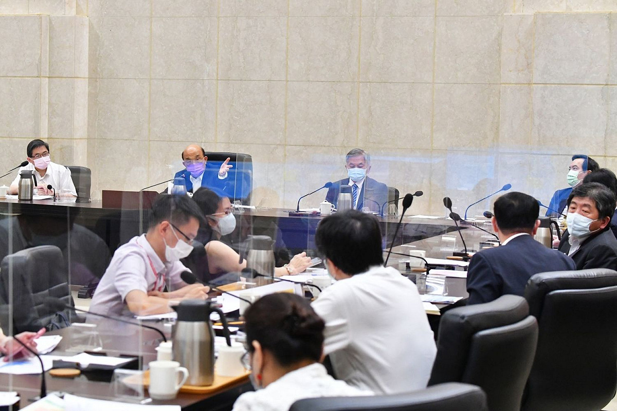 行政院長蘇貞昌今(5)早召開擴大防疫會議，就目前疫情發展以及7/12以後是否適度放鬆對各行業的管制進行討論。 圖：行政院提供