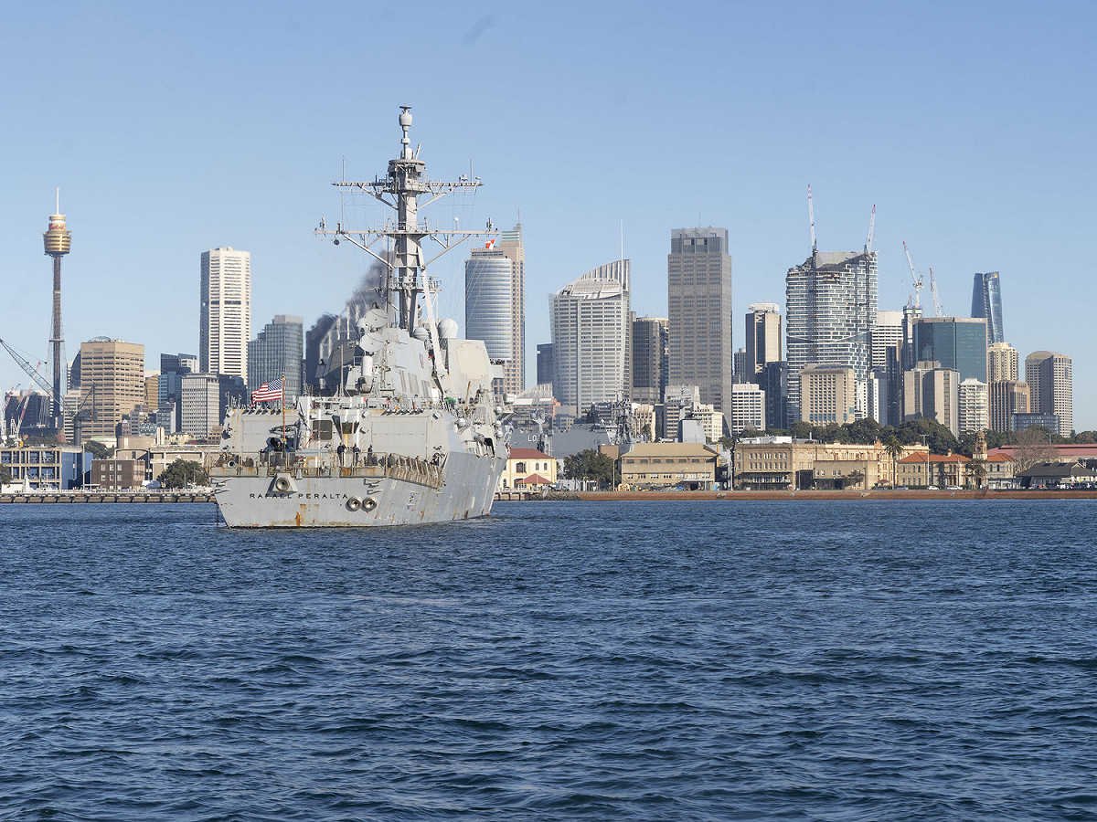 美澳「護身軍刀」軍演，美國軍艦駛進澳洲雪梨港。 圖：翻攝Royal Australian Navy推特