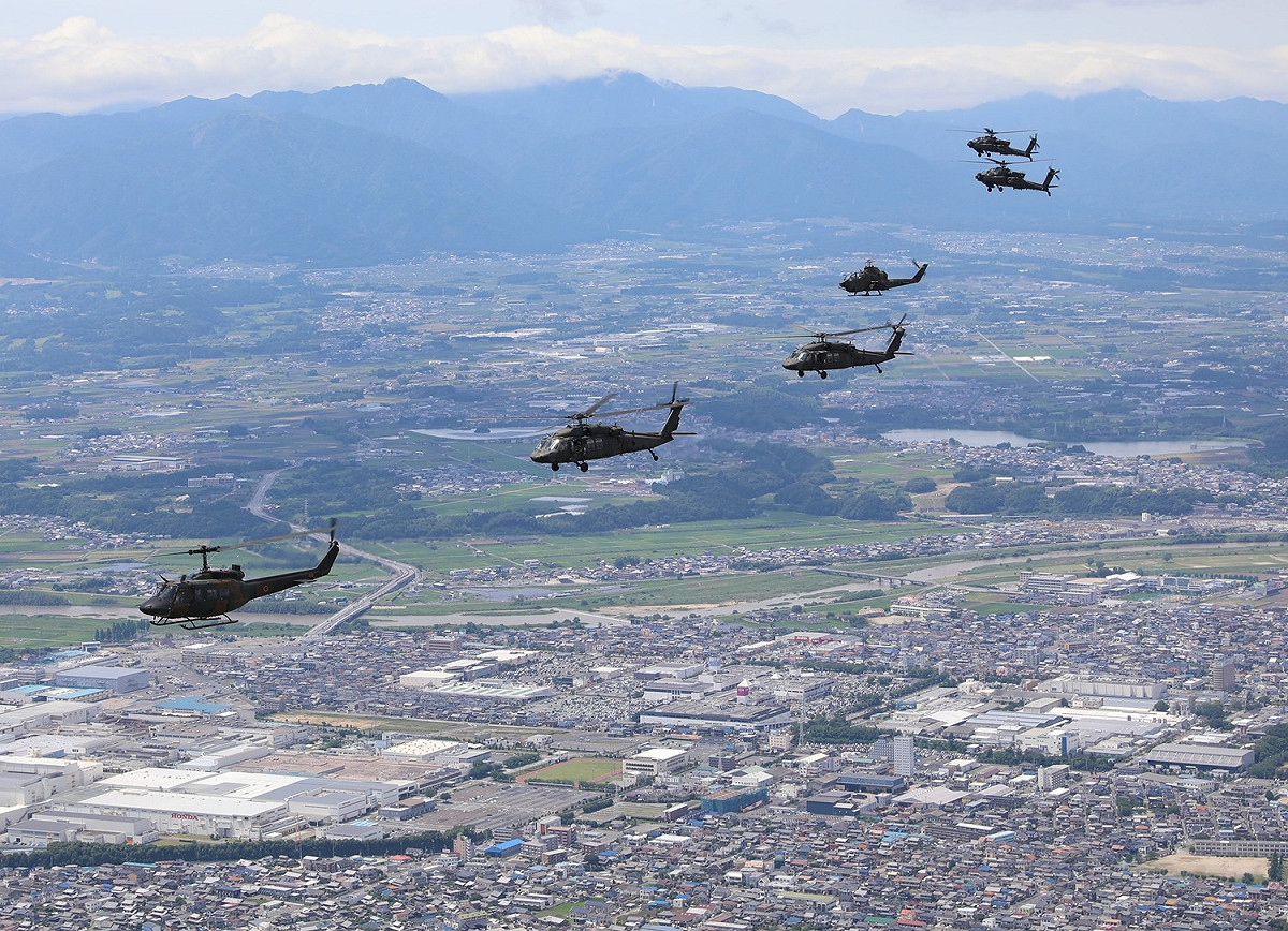 美日「東方之盾」軍演，陸軍航空部隊出動AH-64、UH-60、AH-1和UH-1等多機種進行雙邊混合編組對抗演習。 圖：翻攝U.S. Army Japan推特