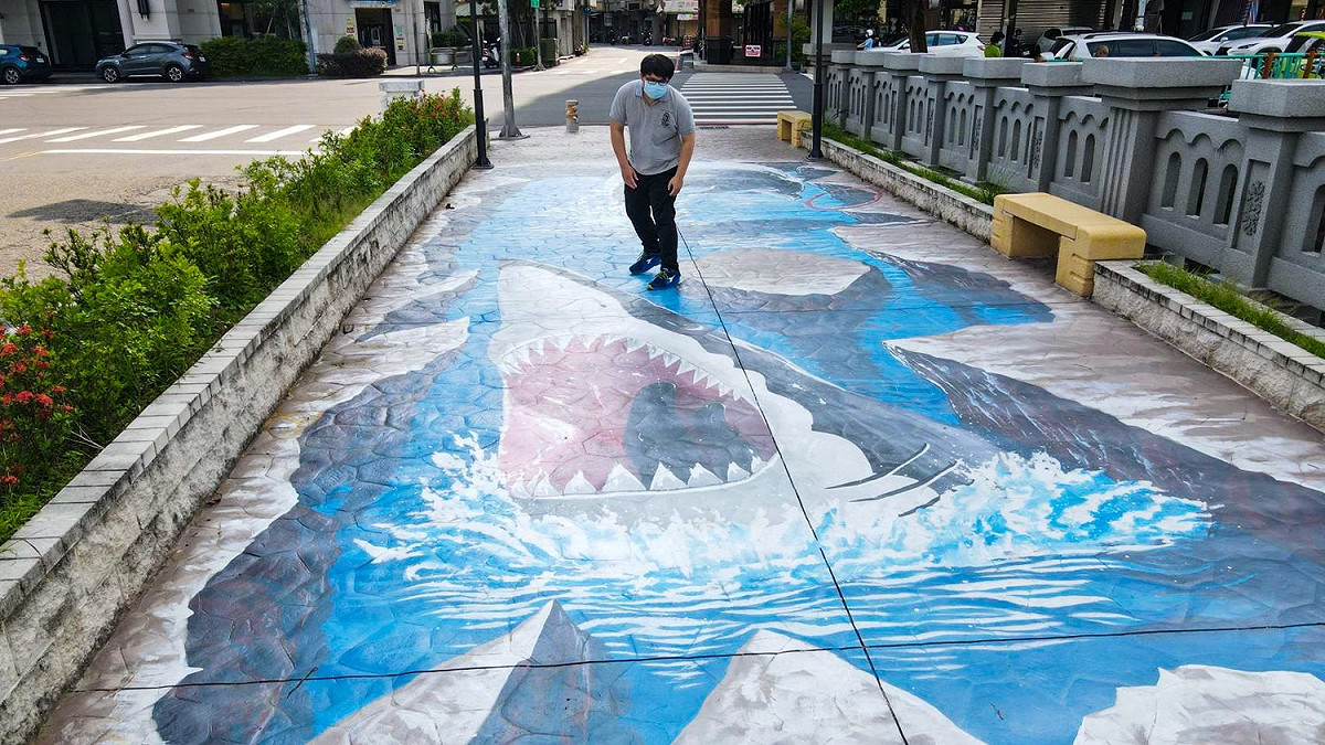 台中北區麻園橋旁人行橋，導入台中首幅人行橋3D立體彩繪作品。 圖：台中建設局／提供