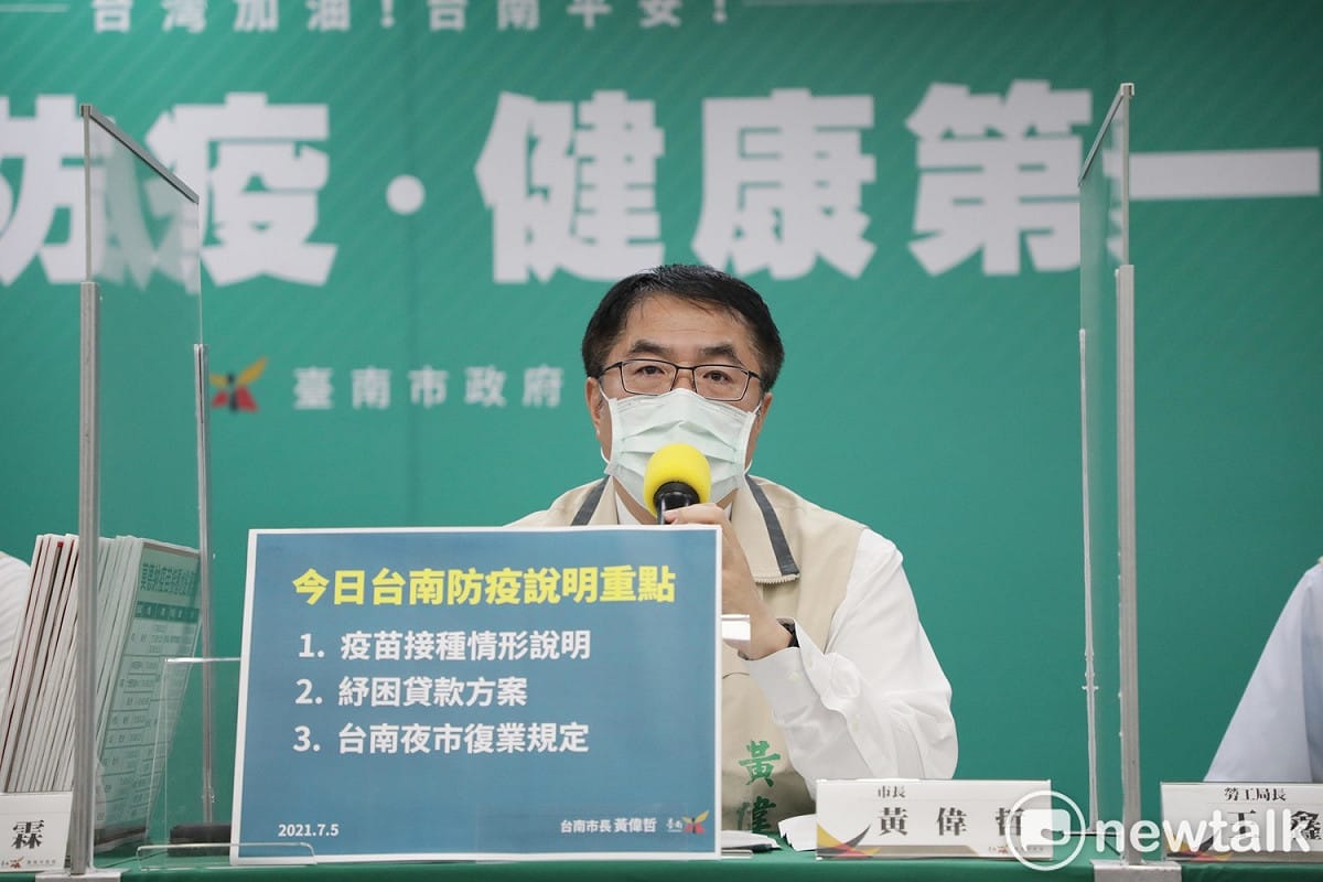 台南市長黃偉哲今日率經發局長陳凱凌向市民說明夜市復業相關規定，希望夜市復業，也要落實防疫。 圖：台南市政府提供